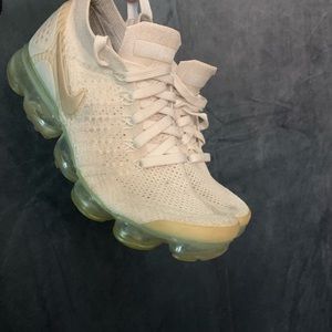 Nike vapor max in cream